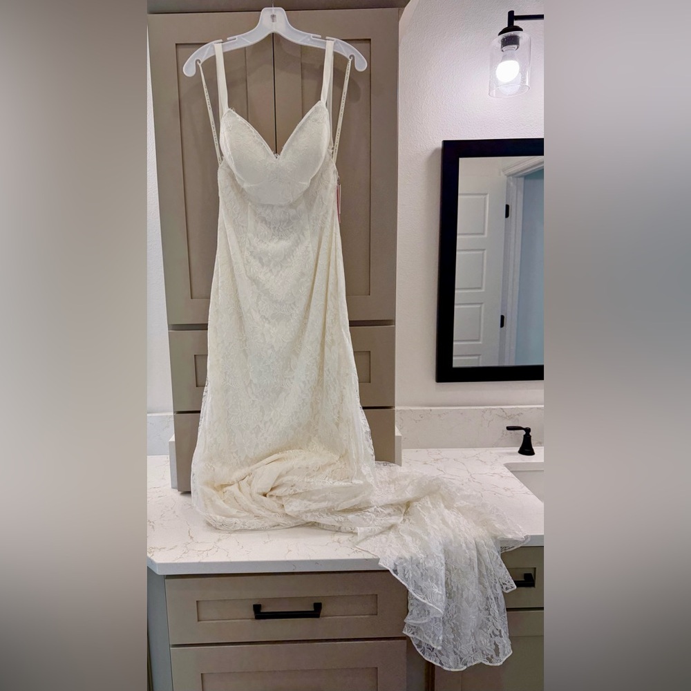 Elegant Off-White Lace Wedding Dress